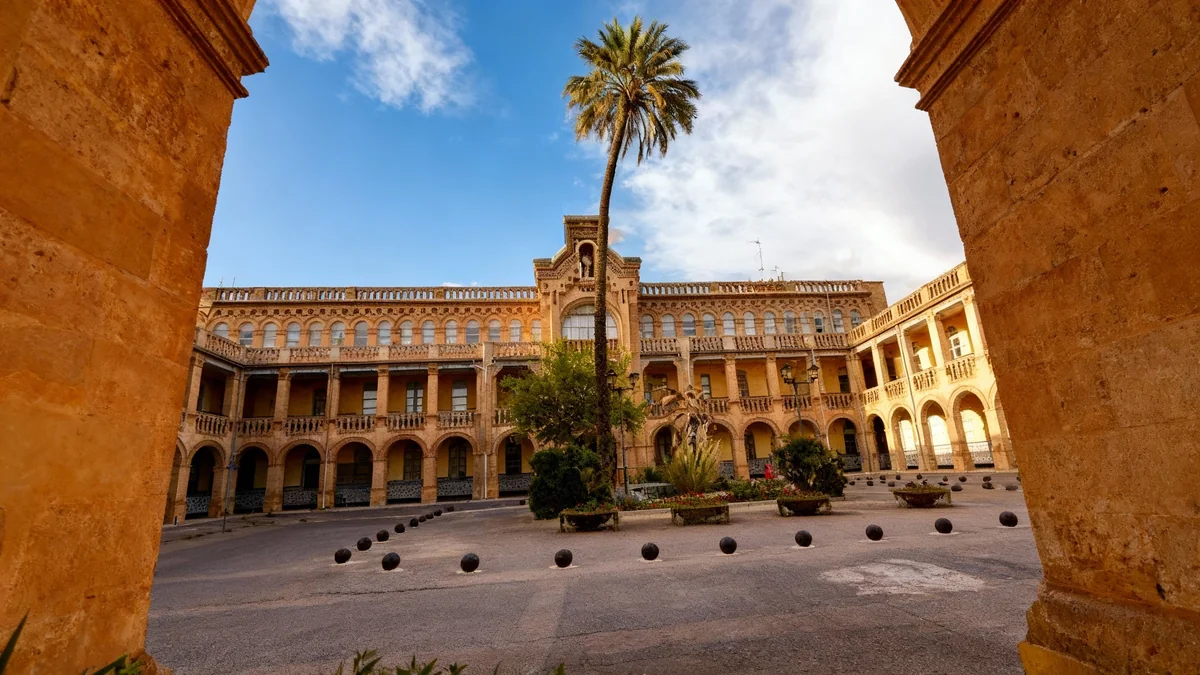 Investigan a cuatro trabajadores de un centro de menores en València