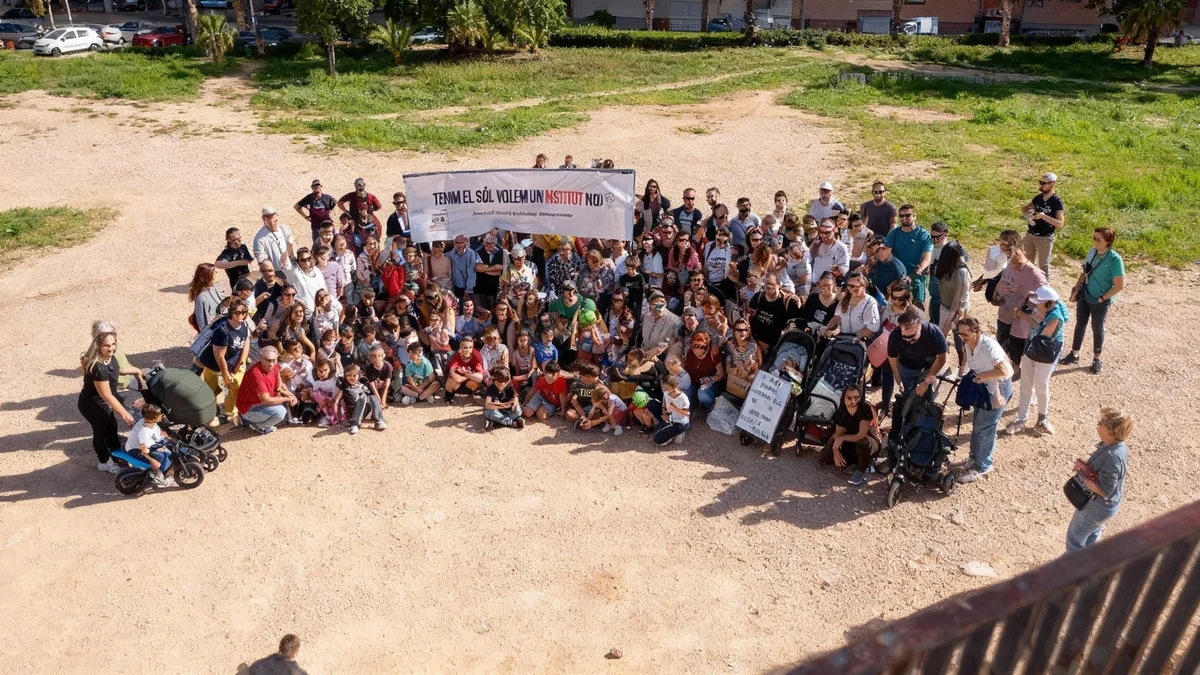 Benicalap se moviliza por un nuevo instituto