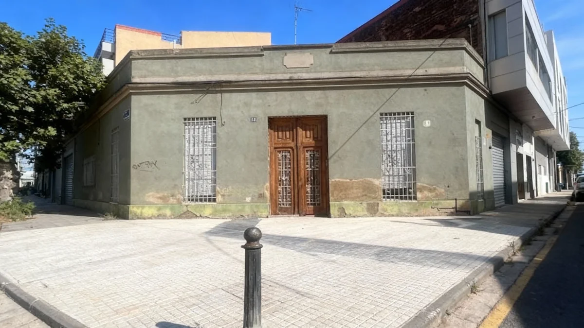 Oportunidad en València: casa con potencial para 5 alturas