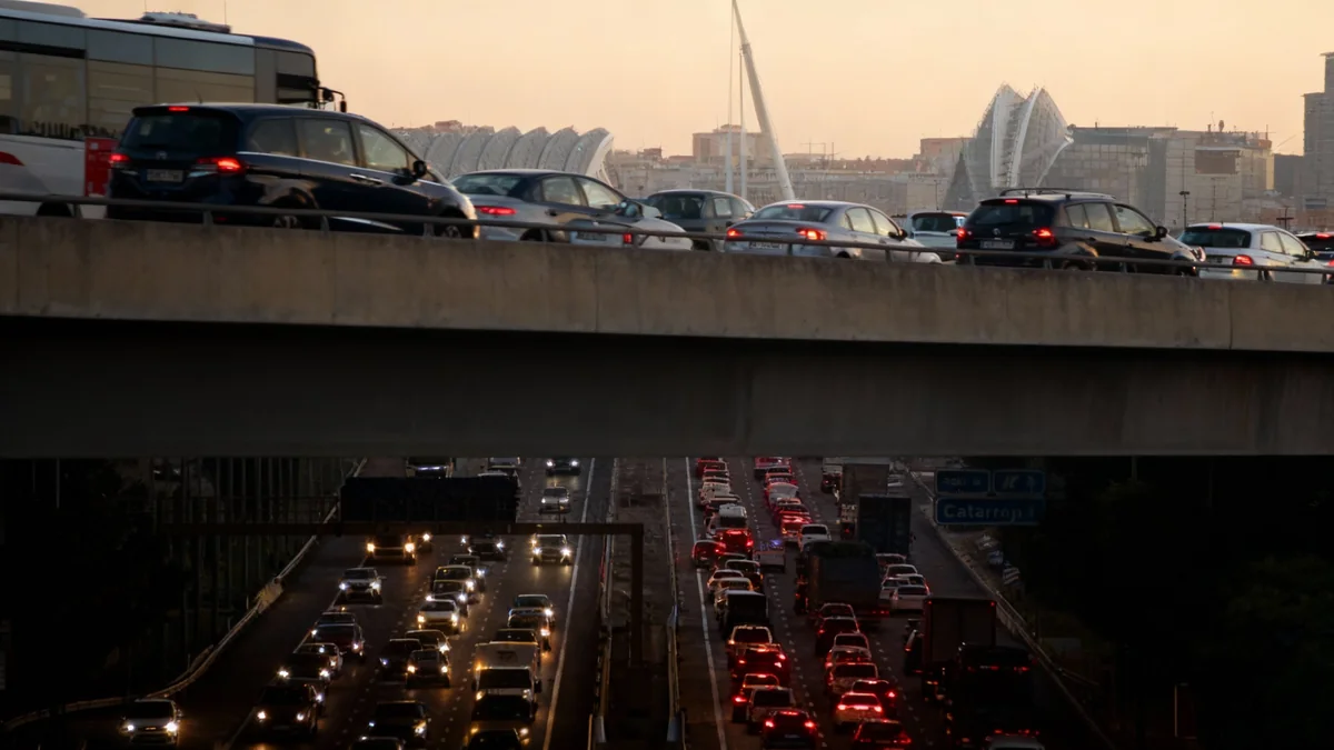 Varios incidentes colapsan las entradas a Valencia a primera hora
