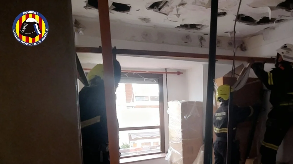 Evacúan un edificio en Alfafar por el derrumbe del techo de una vivienda