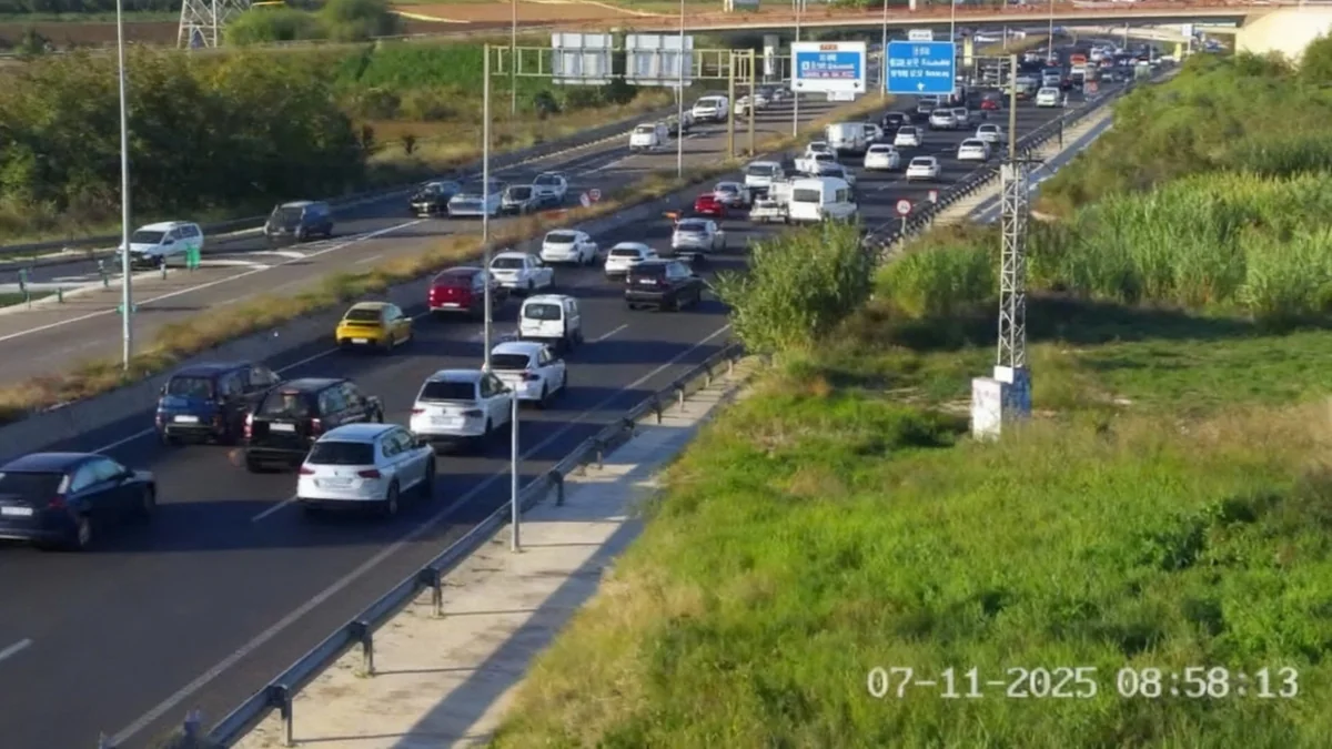 Valencia amanece con 60 km de atascos en sus accesos