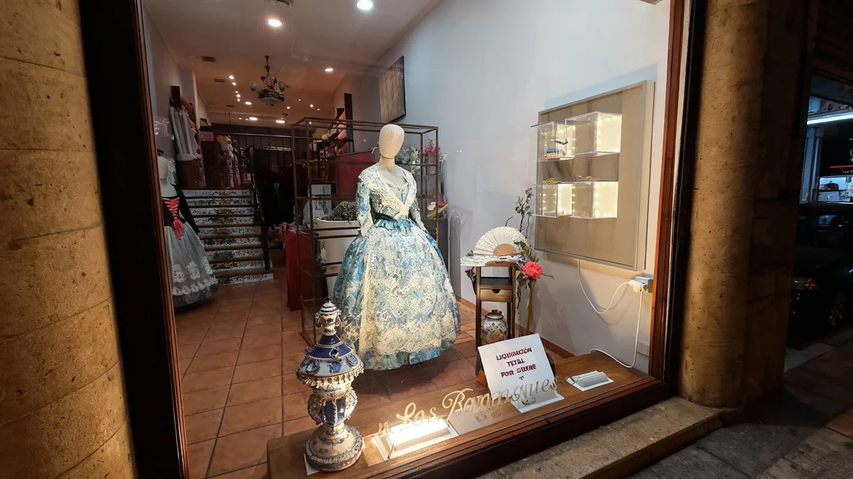 Les Barraques dice adiós tras 50 años vistiendo a falleras
