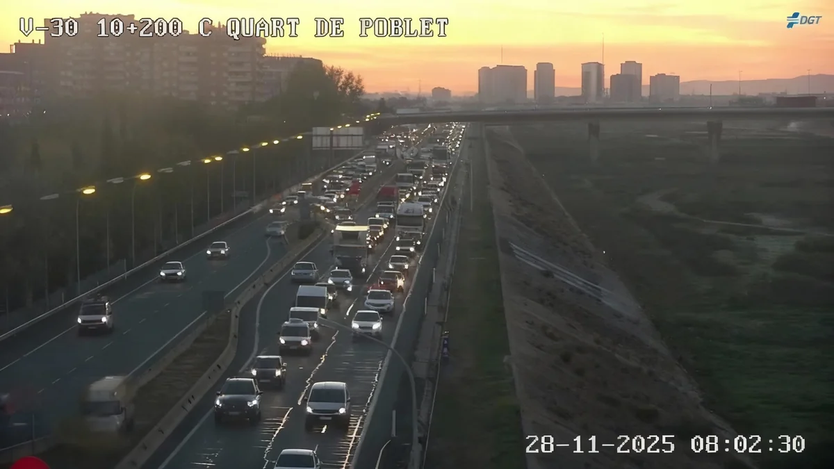 Atascos kilométricos colapsan los accesos a Valencia