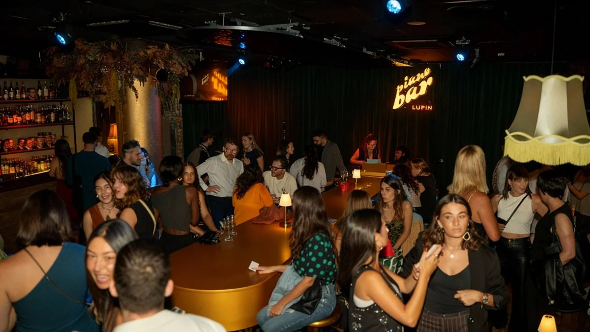 Valencia estrena su primer piano bar con karaoke en Colón