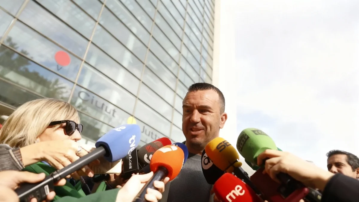 Mompó compara a Morant con "una escoba" y desata una tormenta política