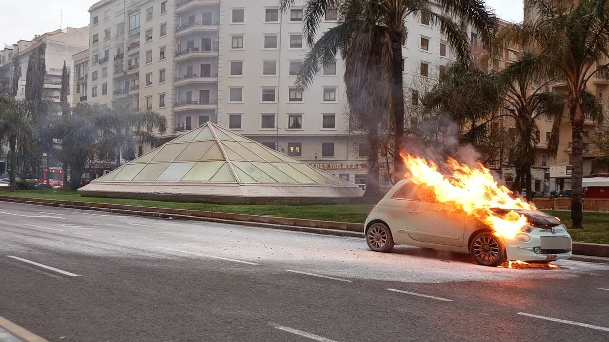 Un coche en llamas colapsa el tráfico en la Gran Vía de Valencia